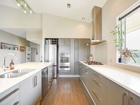 Beautiful home on the hill - Photo 2