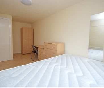 3 Bedroom Student Professional Rentals Leeds - Photo 4