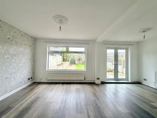 3 bedroom end of terrace house to rent - Photo 1