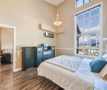 Spacious Top-Floor Unit with Solarium - Photo 4