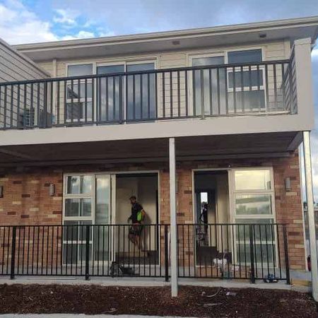 Large Townhouse - Photo 3