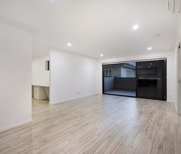 Ground Floor Gem Just Steps from Greenslopes Hospital! (Rent increa... - Photo 1