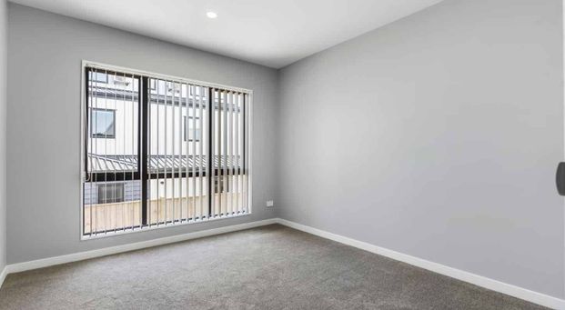 Mount Albert Gem: Spacious 3-Bedroom Townhouse with Garage - Photo 1