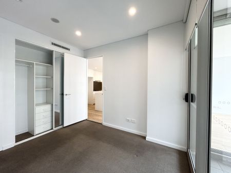 Rosebery | Modern 2-Bedroom Apartment in Prime Location - Photo 2