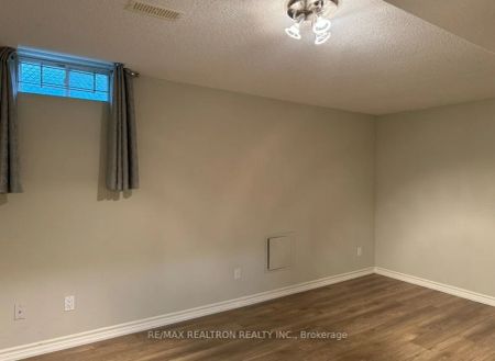 Property For Lease | N9285450 - Photo 4