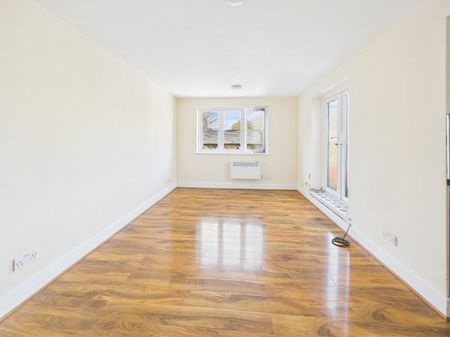 9 Hencroft Street North, Slough, Berkshire,SL1 - Photo 4