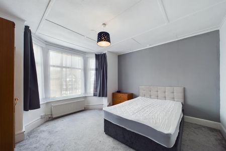 4 bedroom semi-detached house to rent - Photo 5