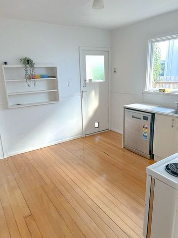 Wonderful on Westminster - two bedroom with garden - Photo 2