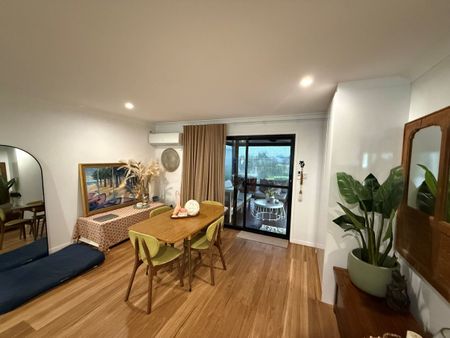 Beautifully renovated inside and out - quiet & secure sought after estate in central Robina - Photo 2