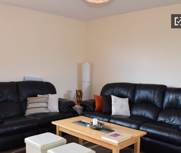 Decorated room in 3-bedroom apartment in Dublin - Photo 4