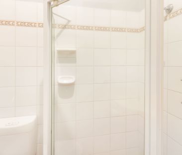 Bright, Friendly & Modern Three Bedroom Home in a Sought-After Loca... - Photo 6