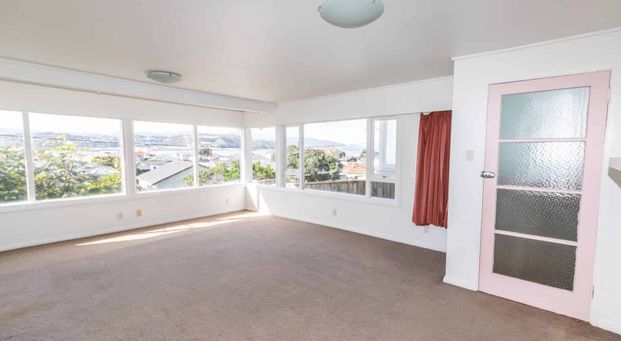 Sea views in Lyall Bay - Photo 1