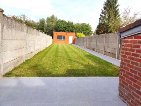 Ruime gerenoveerde woning met 3 slaapkamers, tuin en DUBBELE GARAGE met uitweg achteraan! - Foto 2