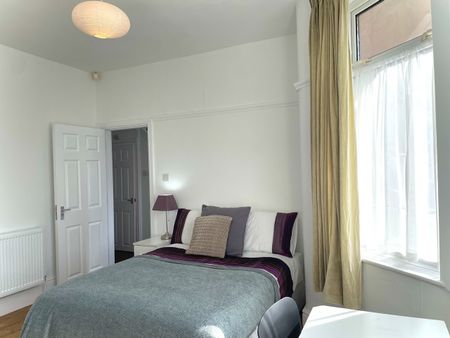 4 Bed Semi-Detached House, Finchley Road, M14 - Photo 2