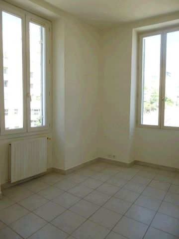 Appartement 3 pièces 58m2 MARSEILLE 6EME 738 euros - Photo 3