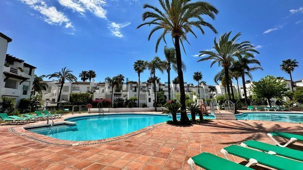 Alquiler de piso en Calle Trajano - Photo 1