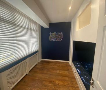 4 bedroom semi-detached house to rent - Photo 4