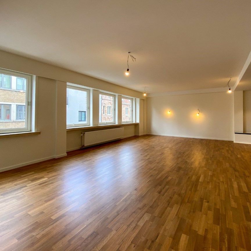 Volledig gerenoveerd appartement (140m²) met 2 slaapkamers en terras. - Photo 1