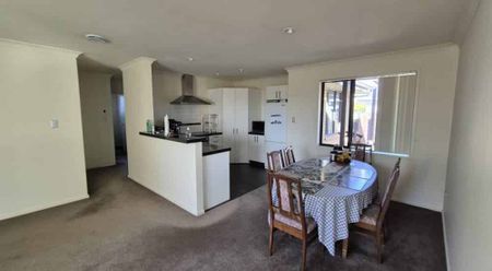 Private rear section, 4 bed + 1 Bath - Photo 4