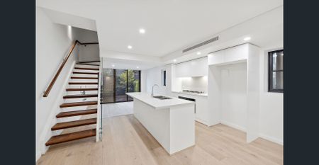 An exclusive complex of just four residences, this quality boutique townhouse delivers stylish executive living at its finest with city view terrace - Photo 5