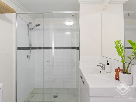 Modern 2-Bedroom Apartment in Leafy Lutwyche — Unbeatable Location - Photo 4