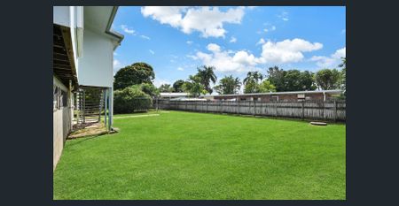 A charming 2-level Home – Great Location - Photo 4