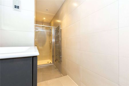 Stunning one bedroom split level apartment set within a striking church conversion in the heart of Angel. - Photo 4