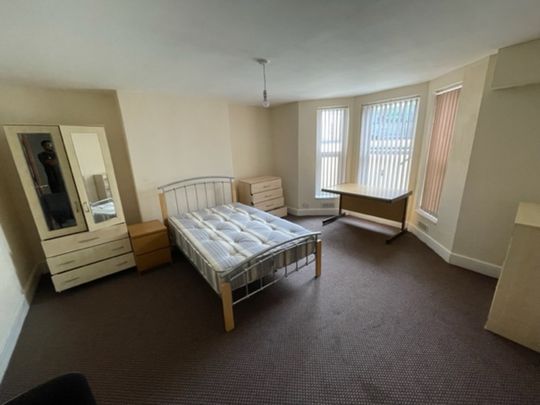 8 Bed Student Accommodation - Photo 1