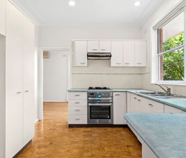 SPACIOUS THREE BEDROOM HOME - 4 MONTH LEASE ONLY - Photo 3