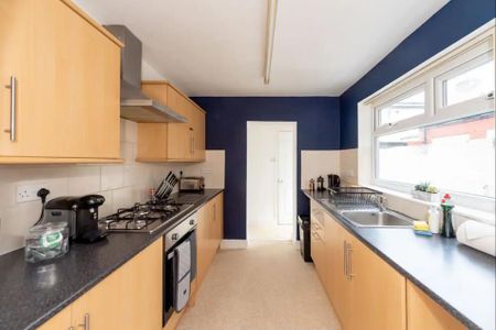 5 Bed Semi-Detached House, Ridley Road, L6 - Photo 4