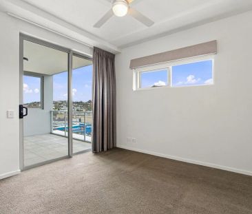 CONVINIENT LIVING WITH POOL, ROOFTOP TERRACE & CITY VIEWS&mldr; - Photo 3