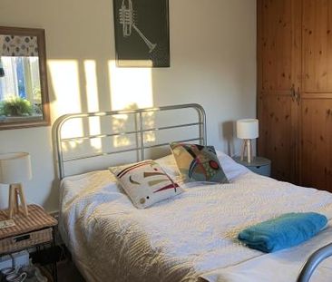 Bright bedroom in pretty attic flat - Photo 3