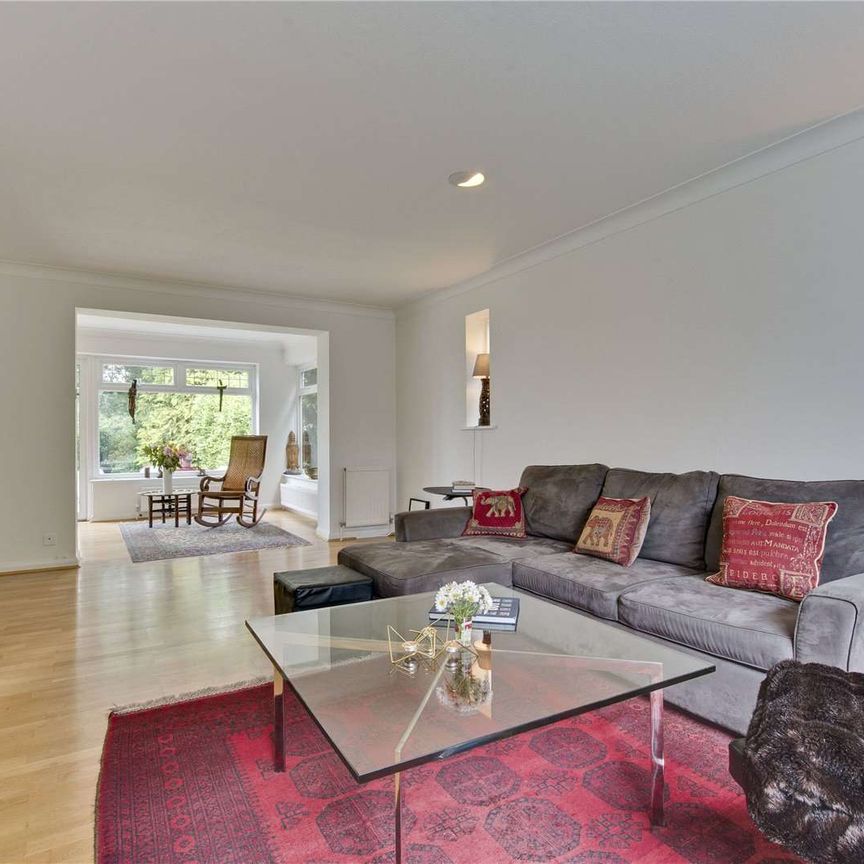 A well presented five bedroom detached family house situated in a quiet cul de sac just 0.6 of a mile from Cobham & Stoke d'Abernon station - Photo 1