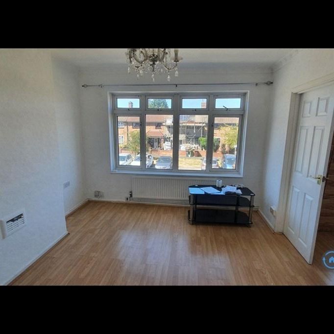 4 bedroom flat to rent - Photo 1