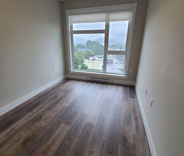 Large 2 Bedroom Unit with Den! - Photo 4