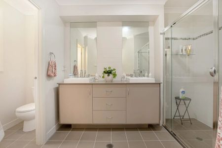 Five Bedroom Home - Photo 5