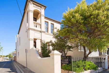 Large Garden Apartment - Photo 4