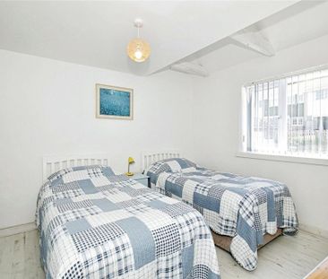 2 bedroom end of terrace house to rent - Photo 3