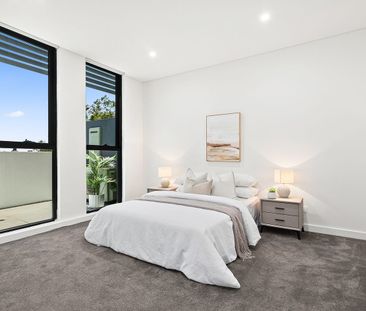 Stylish Bayside Apartment with Panoramic Kogarah Bay Views - Photo 1