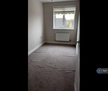 4 bedroom semi-detached house to rent - Photo 5