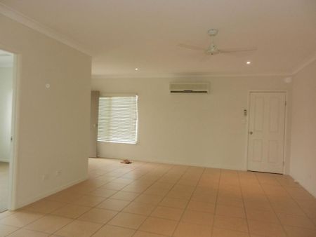 Spacious Three-Bedroom Villa with Mountain Views - Photo 4