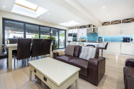 5 bedroom semi-detached house to rent - Photo 4