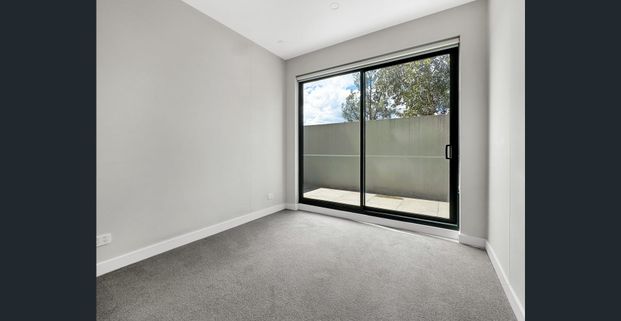 Bright & Modern 2-Bedroom Apartment in Doncaster East - Photo 1