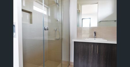 Huge 5 bedroom semi-furnished, bright and spacious - Photo 4