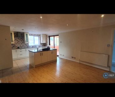 4 bedroom semi-detached house to rent - Photo 2