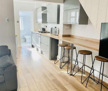 One Room In Student House Swan Road, Gloucester, GL1 - Photo 3