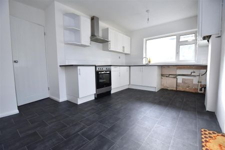 3 bedroom detached bungalow to rent - Photo 3