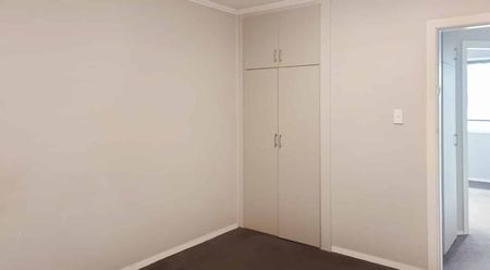 Great location And Tidy Two Bedroom Townhouse - Photo 2