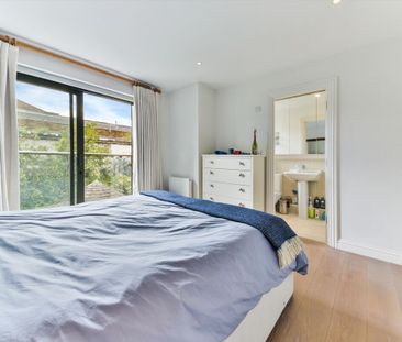 Beautifully presented two bed house in a quiet mews in Islington, N1. - Photo 4