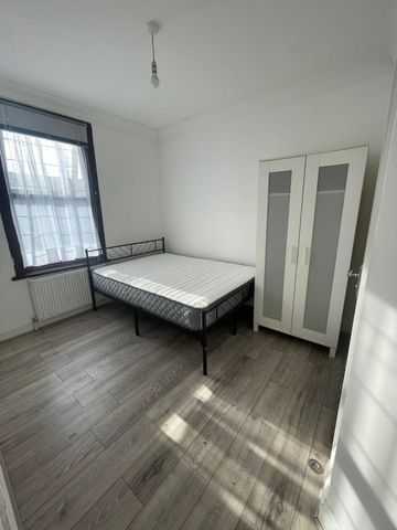 Ensuite room to let close to ilford station-£900 pcm - Photo 5